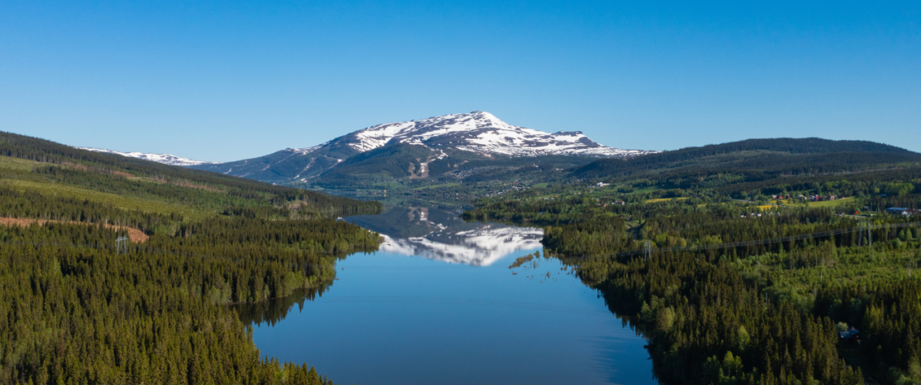 a view of Mount Åreskutan on a clear day